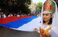Участники танцевального флешмоба "Мы - дети России" в рамках праздновании Дня России на одной из улиц города, Симферополь