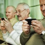 Инвалиды по слуху получат бесплатные смартфоны