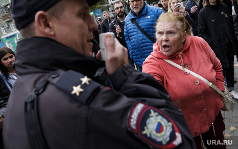 Треть россиян. Бабушки на митинге. Бабушка в полиции. Бабушка на митинге полиция.