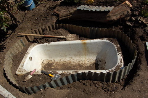 Бюджетный прудик для дачи своими руками из старой ванны (фото)