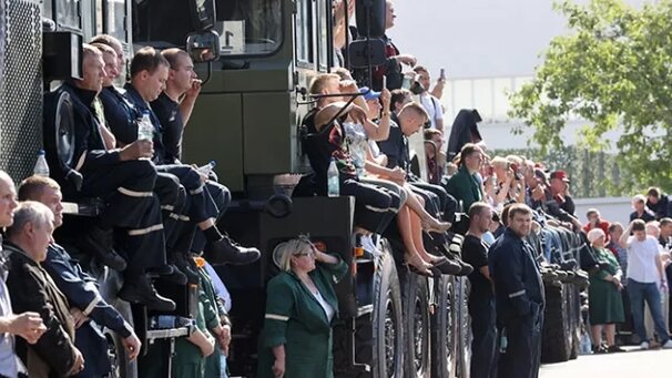 Лукашенко распорядился закрыть бастующие предприятия с понедельника