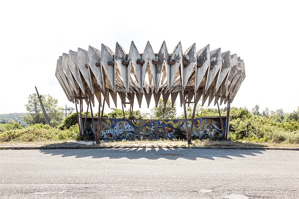 Суровое очарование советских автобусных остановок глазами канадского фотографа Суровое очарование советских автобусных остановок глазами канадского фотографа