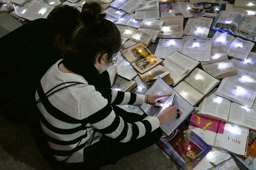 Светящаяся река из тысяч книг - необычная инсталляция на улицах Торонто Светящаяся река из тысяч книг - необычная инсталляция на улицах Торонто идея