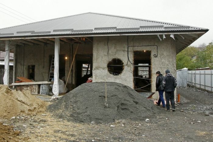 Владикавказский бизнесмен построил себе дом из соломы 