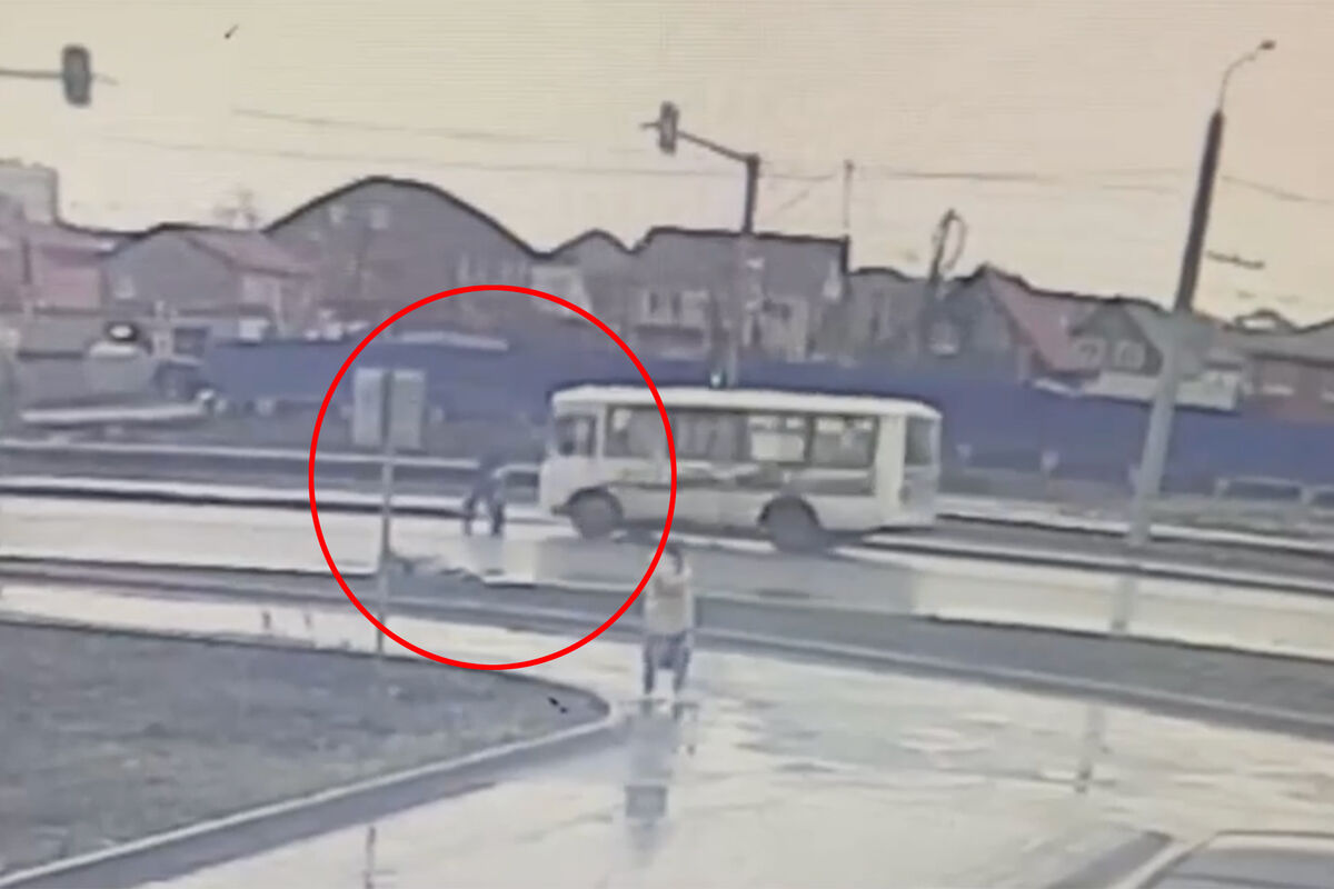 В Новосибирске автобус сбил женщину и ребенка