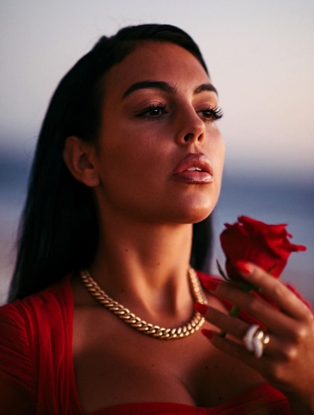 Криштиану Роналду спровоцировал слухи о помолвке со своей возлюбленной Джорджиной Родригес Звезды,Звездные пары