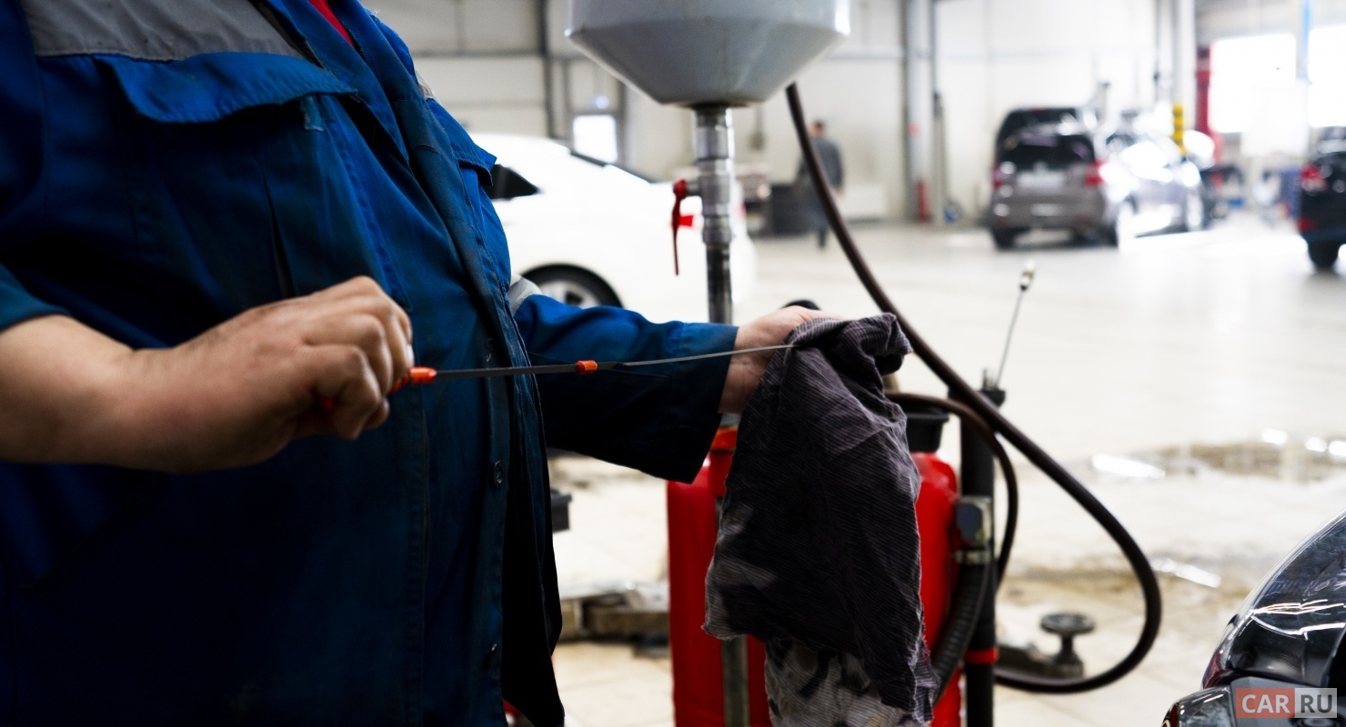 Три преимущества замены моторного масла вакуумом через щуп