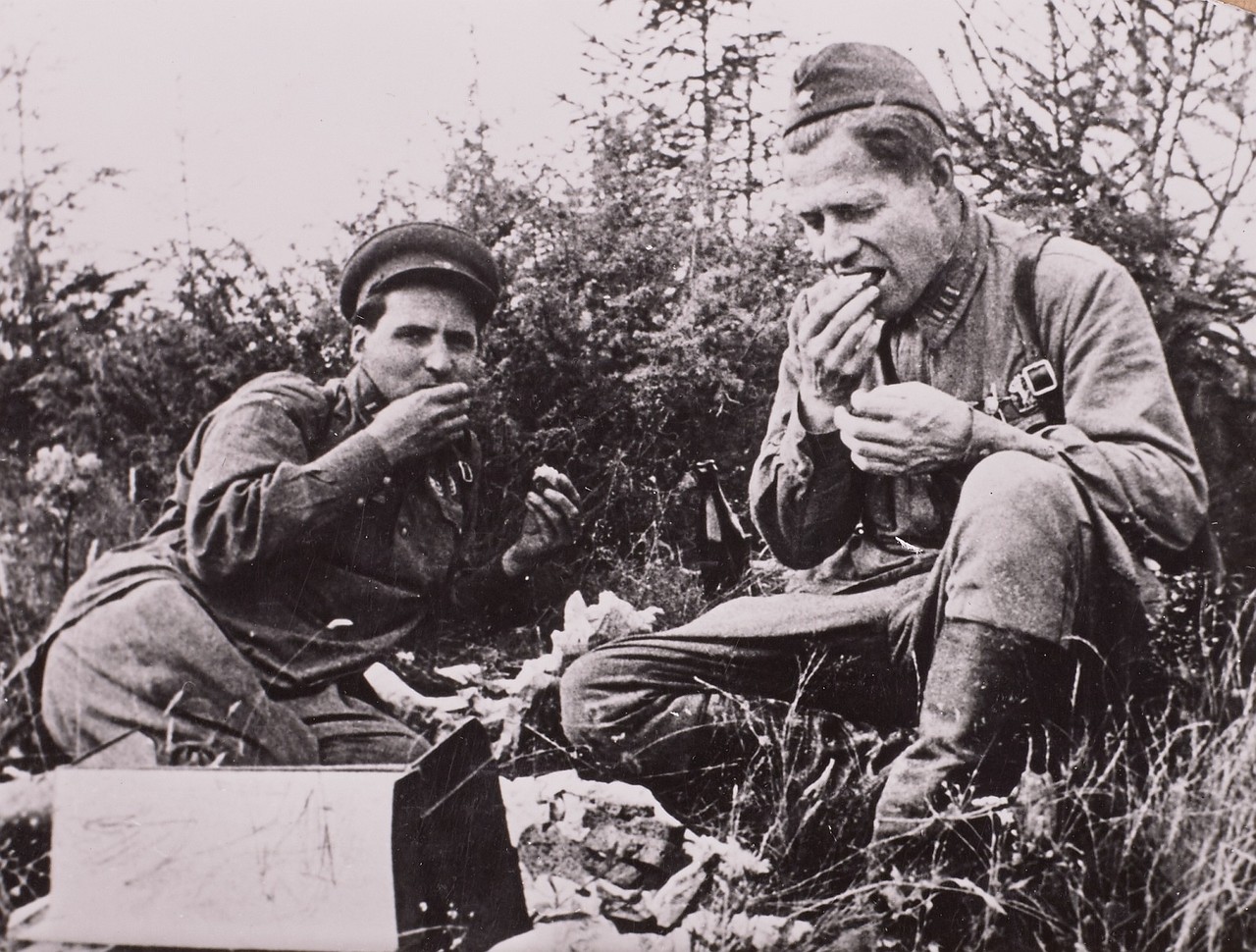 1941. Алексей Сурков и Константин Михайлович Симонов на фронте