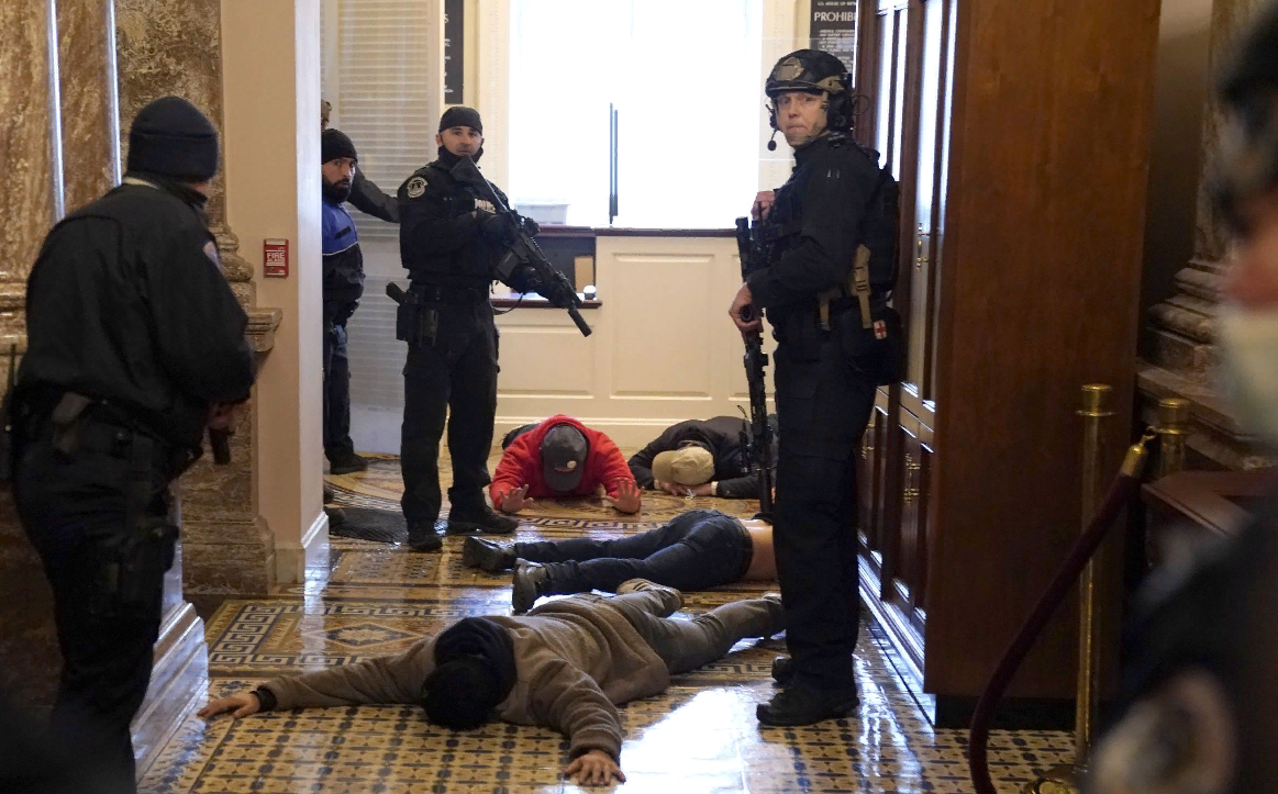 Вашингтон. Сторонники Трампа взяли Капитолий. Революция? 