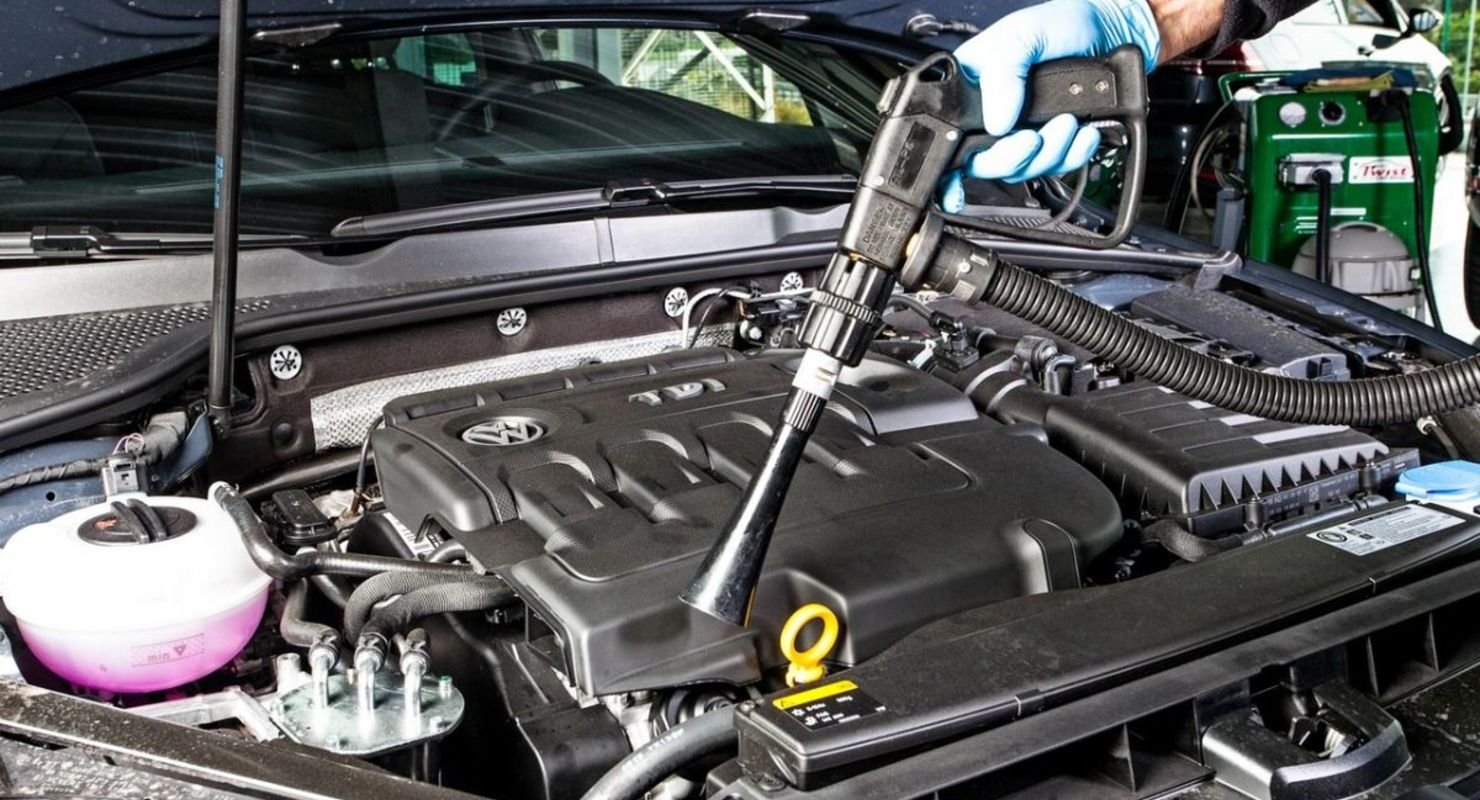 Можно ли самостоятельно мыть двигатель современного авто?