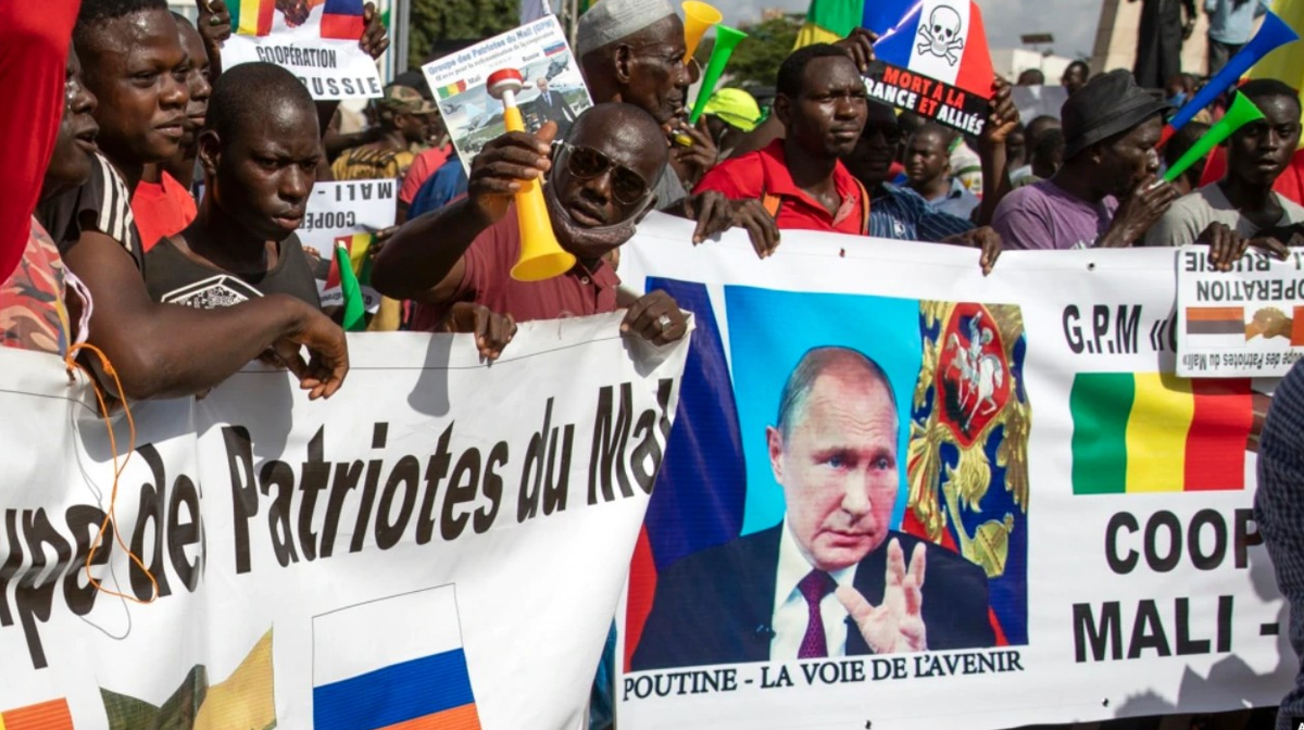 "Будущее с Путиным" и "Франция - убийцы". Такие демонстрации едва ли не ежедневно проходят в Бамако и других крупных городах западноафриканской страны Мали. Фото AFP