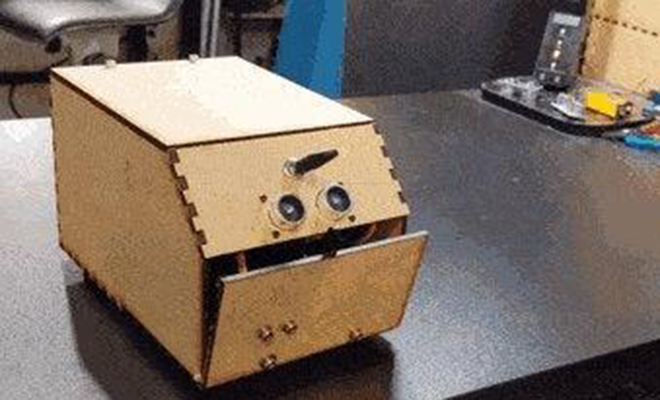 Инженер создал механическую коробку, которая не дает себя выключить. Видео