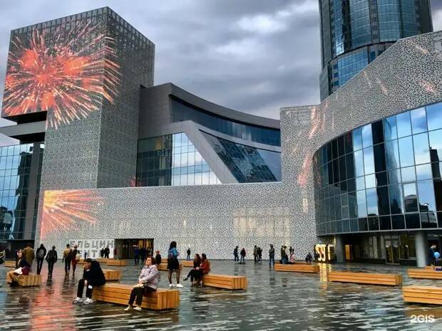 В Ельцин-центре Крым - украинский, а свитер - оранжевый. Михалков негодует ﻿