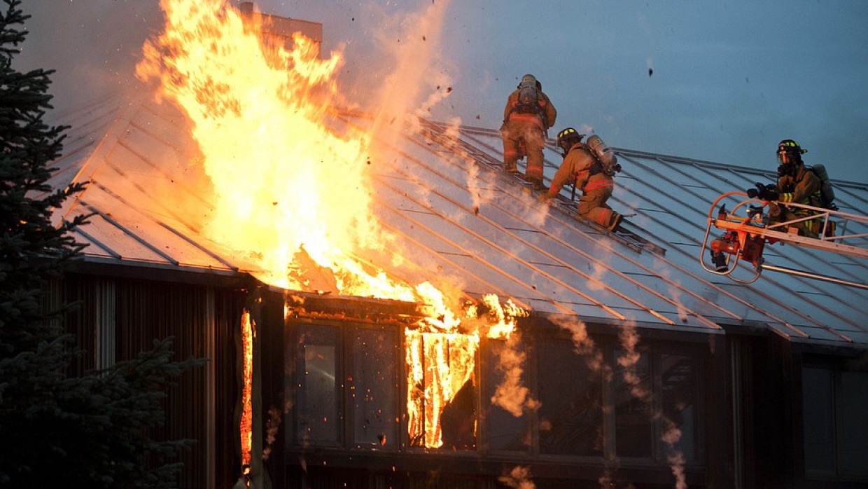 Крыша птицефабрики полыхает в Пермском крае