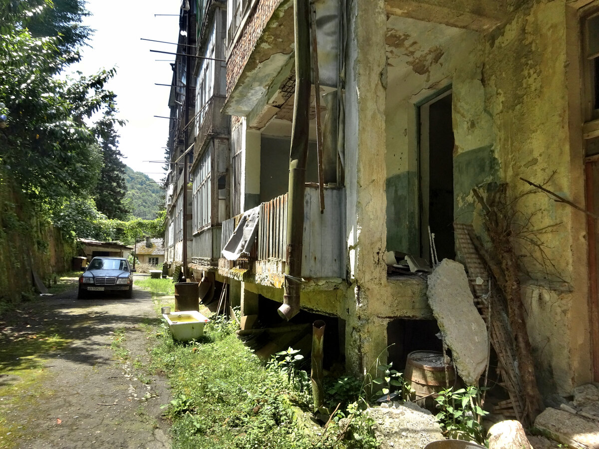 Город-призрак Акармара. Что осталось от бывшего элитного городка в Абхазии Город-призрак Акармара. Что осталось от бывшего элитного городка в Абхазии бывшей, очень, будет, шахте, совсем, бывший, немного, Акармару, машина, люблю, вдоль, численности, городпризрак, населения, обрывистом, состоянииДальше, плохом, здесь, живётВнизу, заканчивается