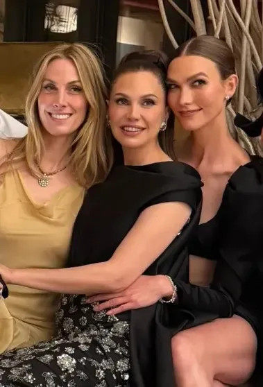 Даша Жукова посетила вечеринку Met Gala Жукова, Карли, Клосс, НьюЙорке, вышла, котором, также, КлоссДаша, селебрити, распался, которым, Ниархоса, Ставроса, миллиардера, греческого, замуж, Через, Аарона, троих, родила