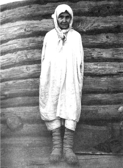 Пожилая крестьянка в типичной для возраста одежде. Рязанская губерния, Касимовский уезд,село Большие Пекселы, 1910 год 