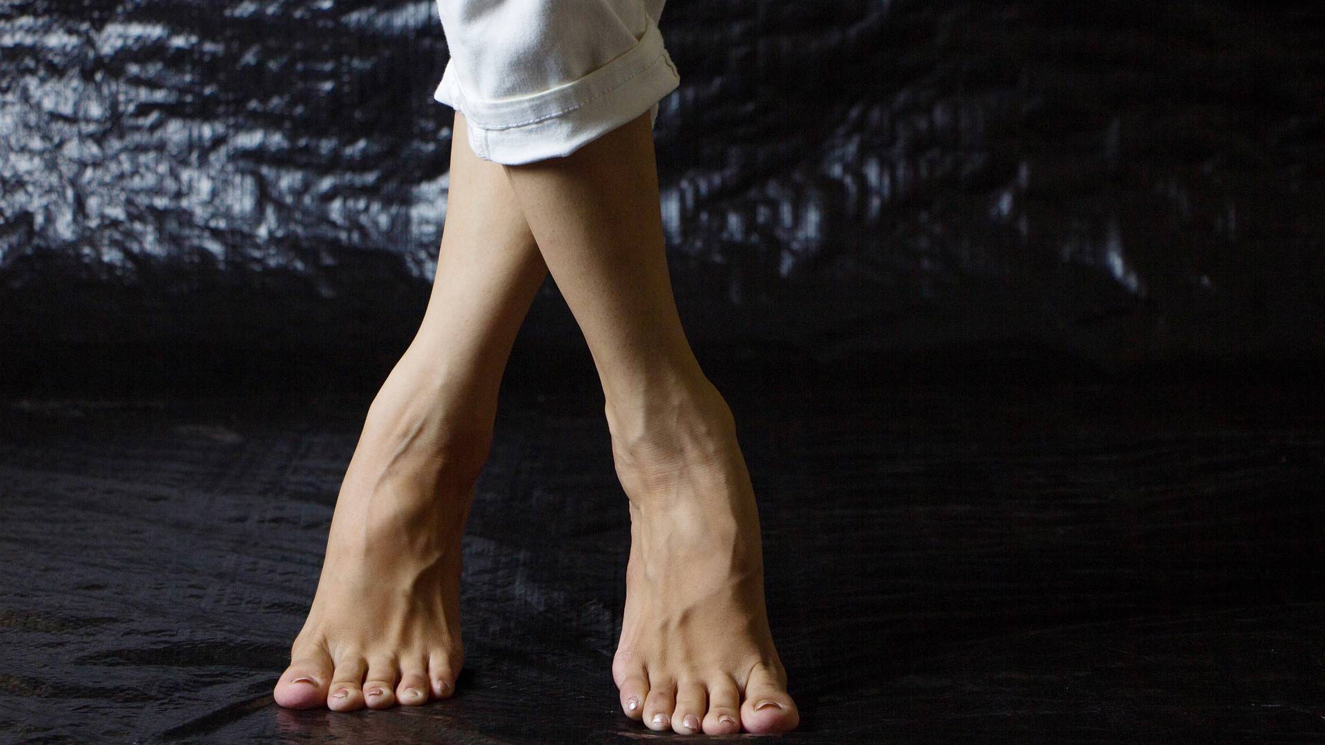 Хирург Хирокава назвал отекшие ноги признаком опасных заболеваний