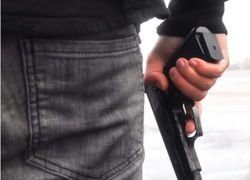 Мужчина из травмата расстрелял компанию в подъезде дома в Москве