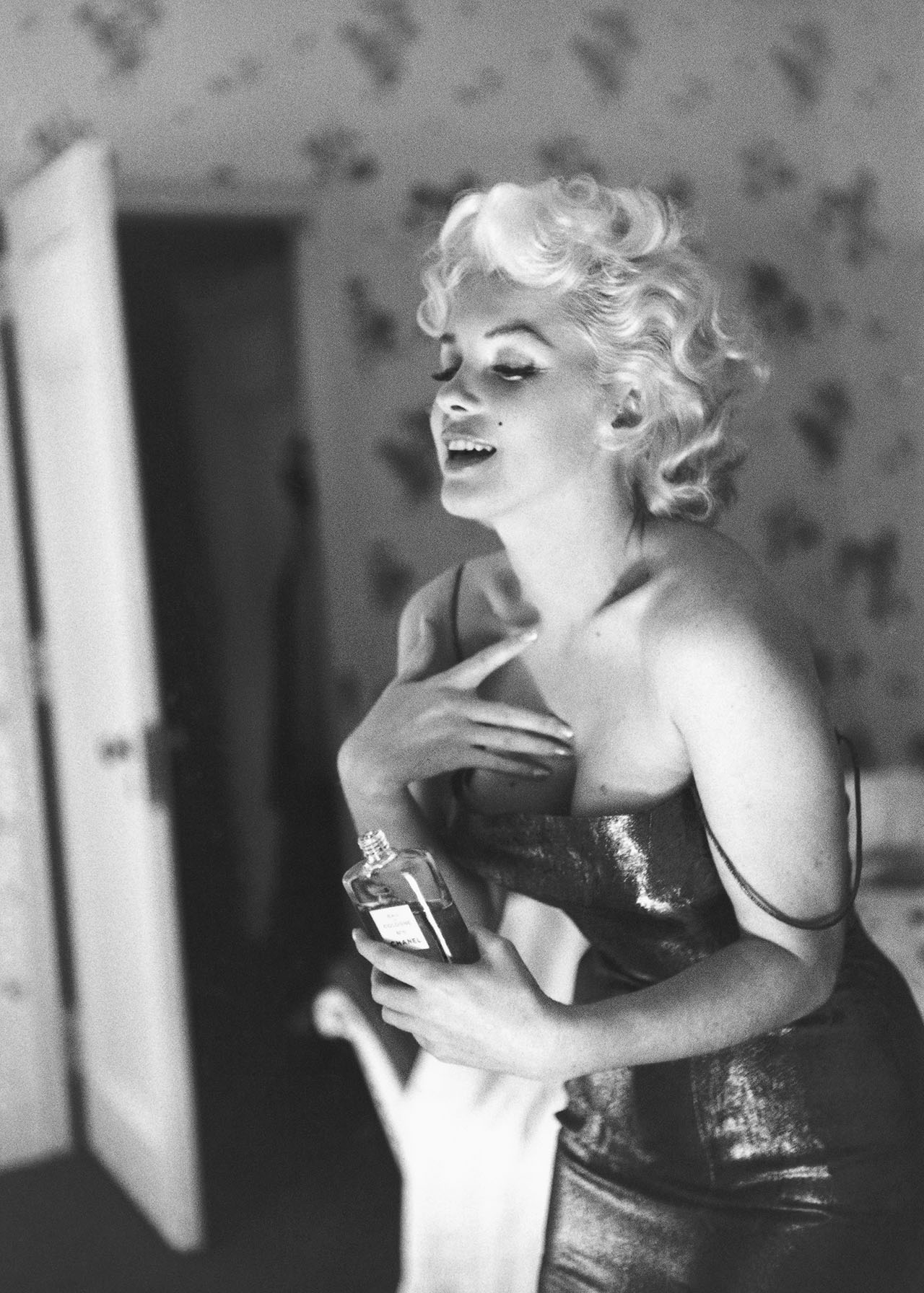 Мэрилин Монро с флаконом Chanel № 5