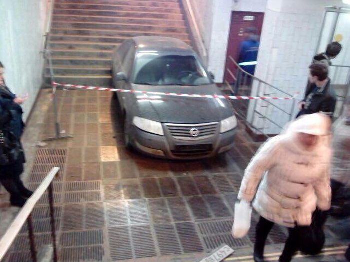 В Москве автомобиль скатился в подземный переход метро «Профсоюзная» (5 фото)