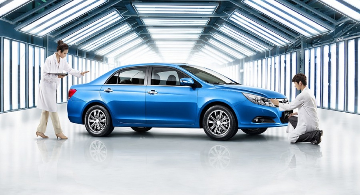 Китайская компания BYD показала интерьер гибридного седана BYD Destroyer 05