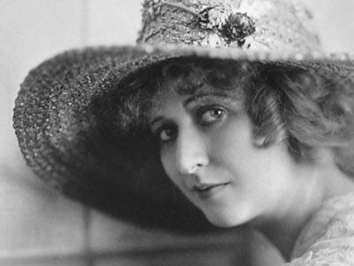 Констанция в мировом кино: Кого из актрис называют самой очаровательной спутницей Д’Артаньяна история кино,киноактеры,моровой кинематограф