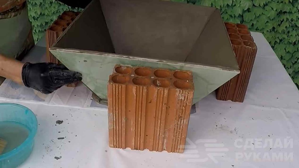 Цветочный горшок из цемента и керамической плитки 