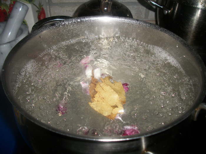 Картошку кидать в кипящую воду. Кастрюля с водой. Как понять что вода закипела в кастрюле. Кастрюля для том яма. Кастрюлька с мочой голубой.