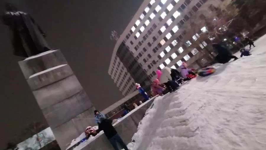 Жители Оренбурга устроили катания на неочищенных от снега ступеньках памятника Ленину