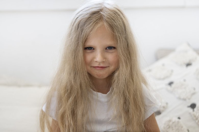 Спутанная прическа, секущиеся кончики: о каких болезнях расскажут волосы ребенка