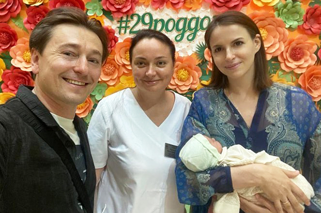 Сергей Безруков поделился снимками с женой Анной Матисон и новорожденным сыном: "Забрал из роддома" Звездные дети,нассталобольше