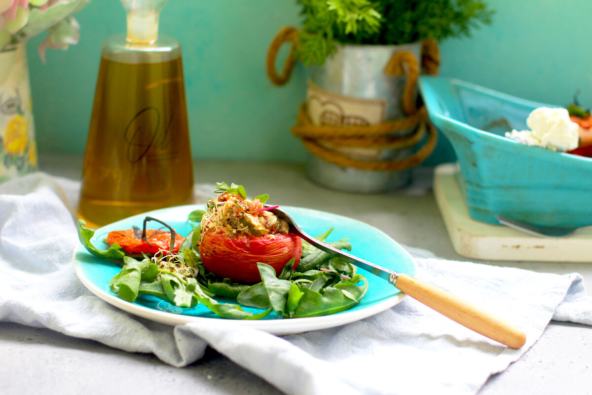 Как идеально приготовить помидор? Спросите у Елены @urbanistka_vl, что такое фаршированный помидор в греческом стиле.)