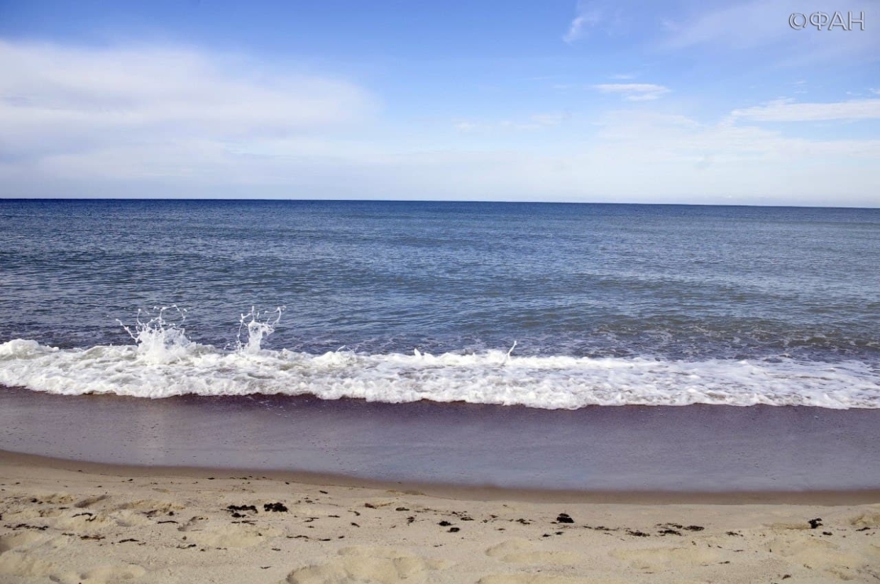 Выживший после крушения частного судна мужчина зубами удерживал жену на плаву