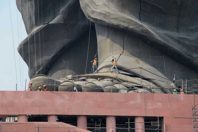 В Индии возвели самую высокую статую в мире, и чтобы оценить масштаб, нужно взглянуть на её ноги 