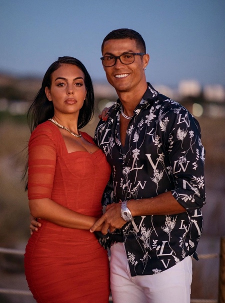 Криштиану Роналду спровоцировал слухи о помолвке со своей возлюбленной Джорджиной Родригес Звезды,Звездные пары