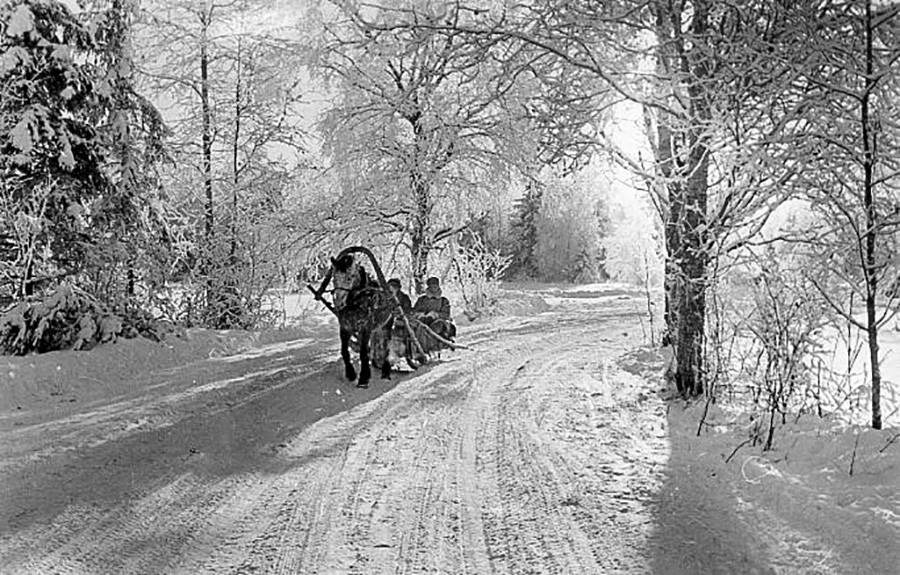 Зима сквозь призму легенд советской фотографии 1950е, Москве, лыжах, Снежные, Ленинских, Воробьевых, горках, Морозное, 1950е6, Каток, Парке, Горького, Тренировка, Воскресенье, Снежный, катание, санях, год10, колхозе, 1960е