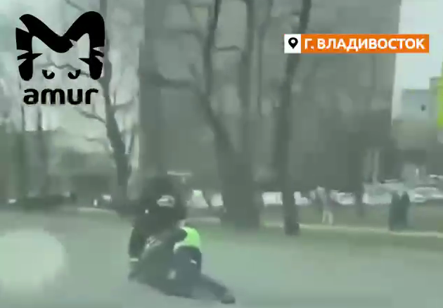 Во Владивостоке водитель мопеда протащил по улице сотрудника ГИБДД