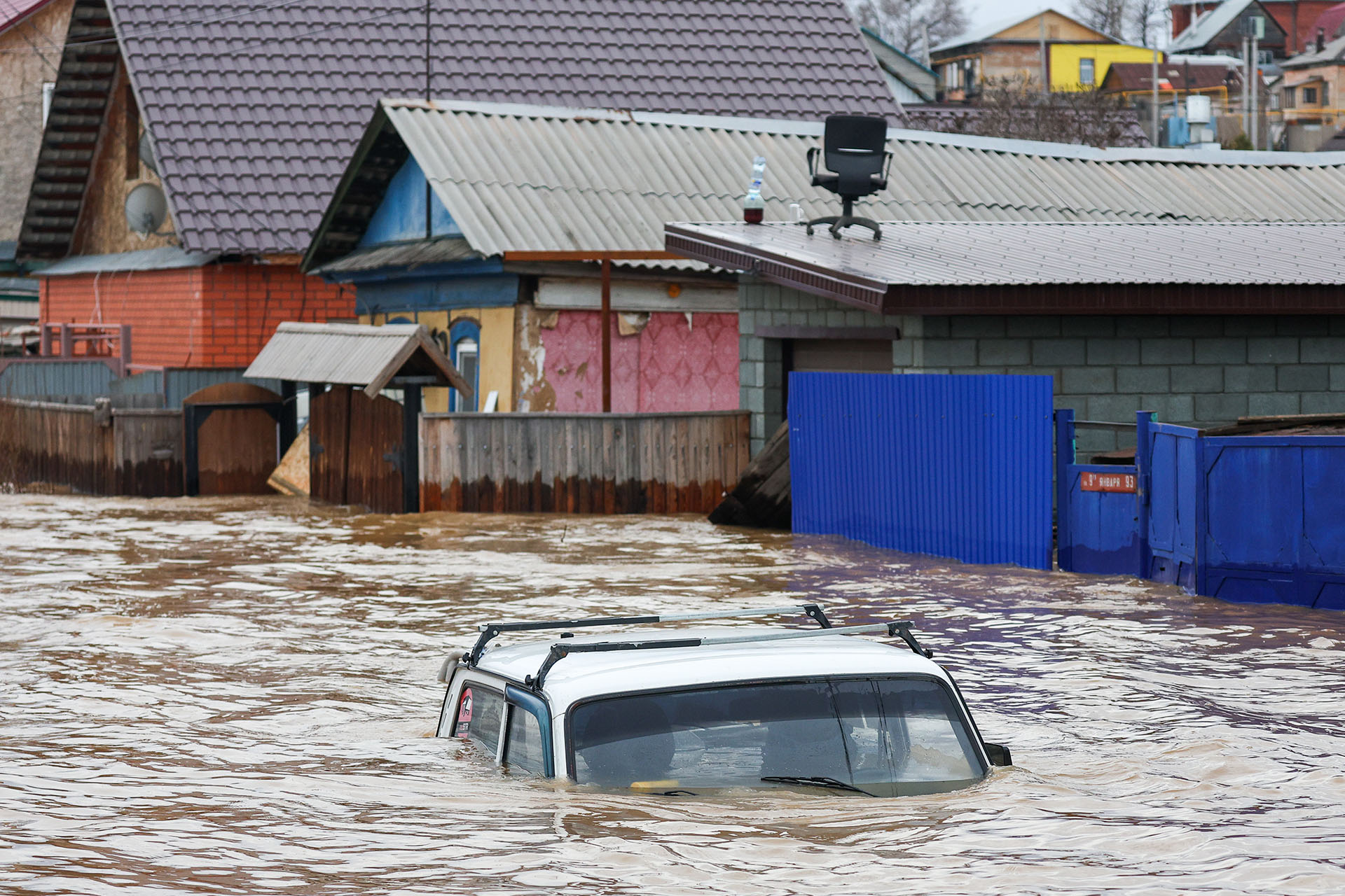 Затопленный автомобиль в городе Орске  