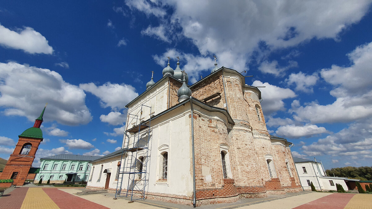Побывали в Кременском Вознесенском монастыре под Волгоградом. Рассказываю какие православные святыни там находятся