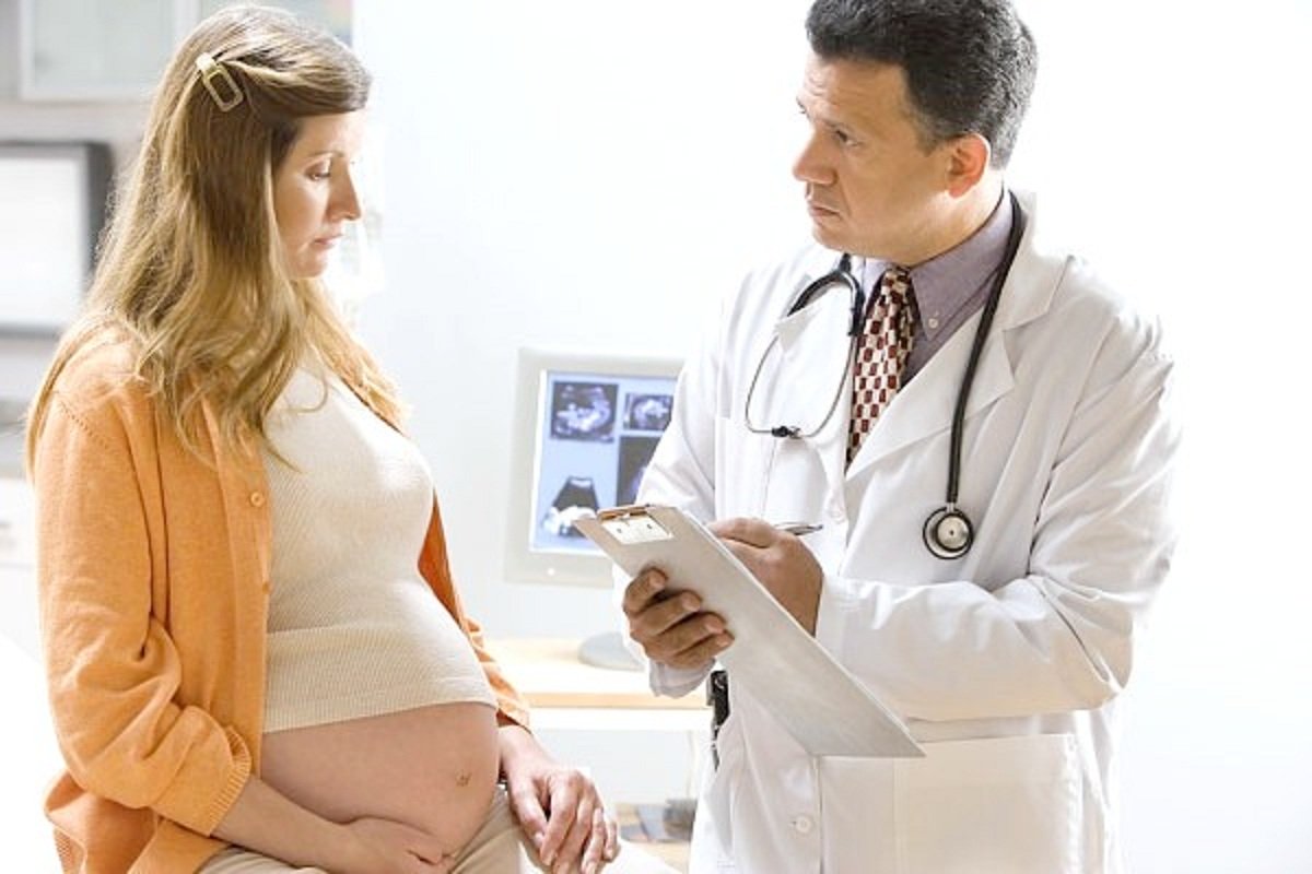 Без врача беременна. Беременные у врача. Беременные женщины у врача.