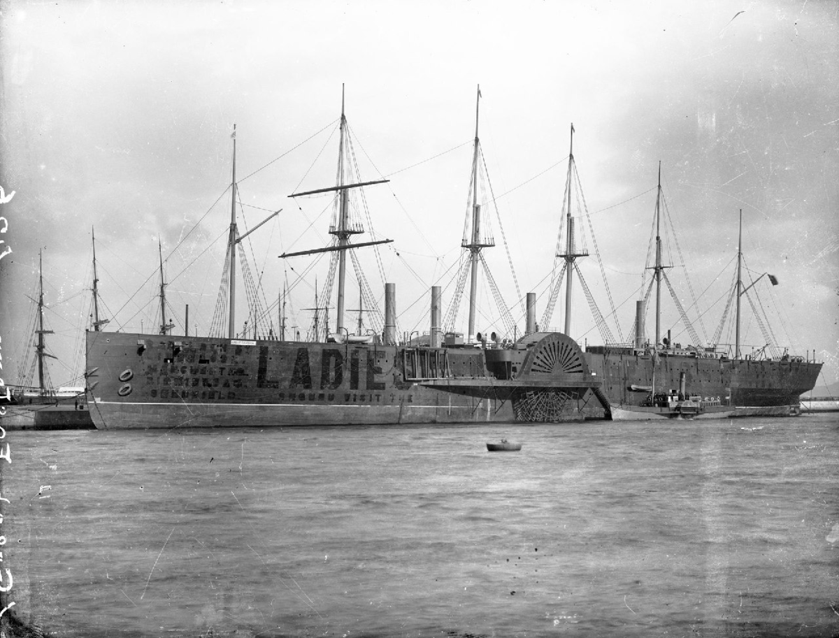 «Грейт Истерн» — крупнейший в мире корабль XIX века, спущенный на воду в 1858 году. Предназначался для рейсов в Индию вокруг Африки без пополнения запасов топлива. 1887 год.