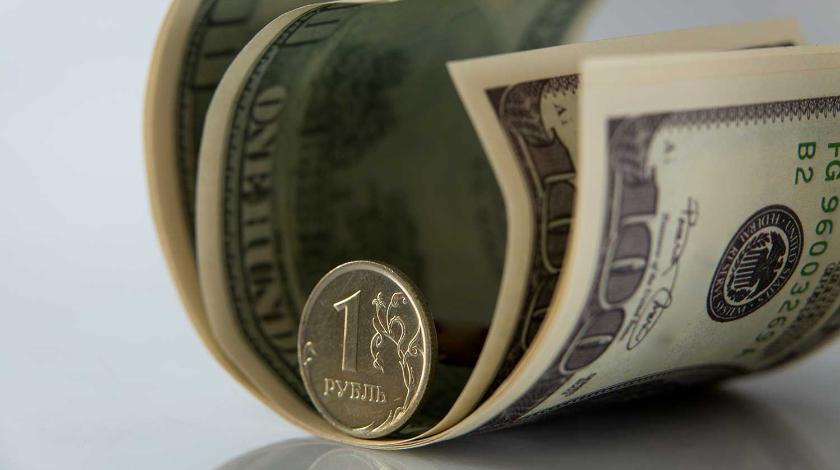 Возможный запрет перевода рублей в доллары оценил эксперт