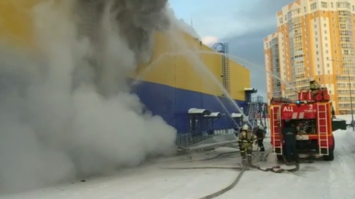 Обрушение горящего ТЦ «Лента» в Томске сняли на видео