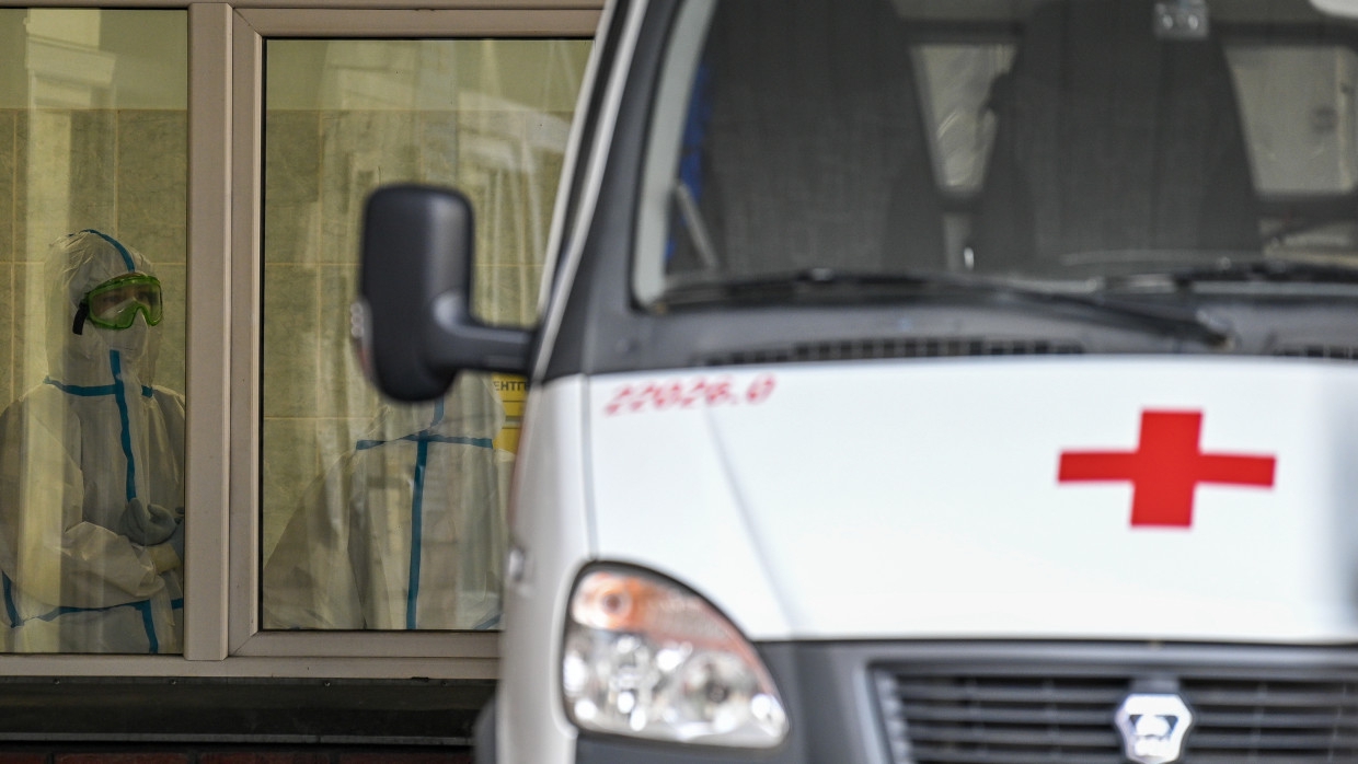 Мотоциклист погиб на месте после столкновения с КамАЗом в Петербурге