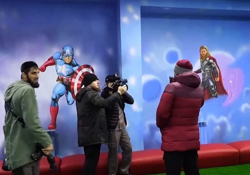 В Чечне фото героев Marvel заменили на портреты Ахмата Кадырова