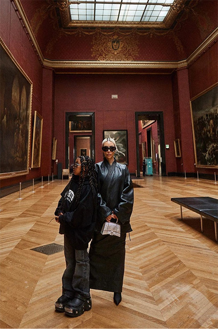 Селфи, пустой Лувр и прогулки: Ким Кардашьян показала, как проводит время с дочерью Норт в Париже Звездные дети