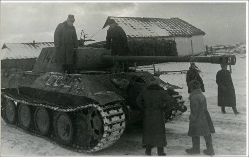 Генерал Рыбалко на броне захваченного в плен немецкого танка PzKpfw V «Panther»