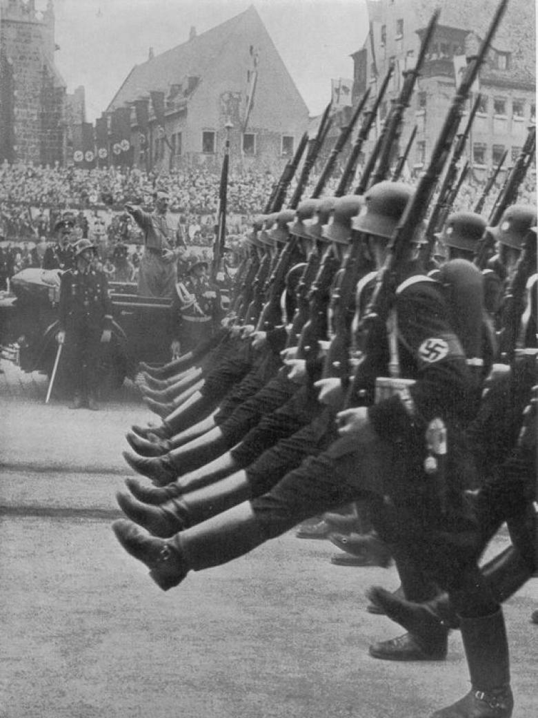 Фашистская германия парад. Солдаты СС Германии маршировка. Парад СС 1939 Лейбштандарт. Солдаты СС Германии маршируют на параде.