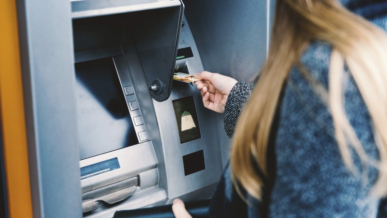 Финансист Курзякова перечислила преимущества безымянной банковской карты